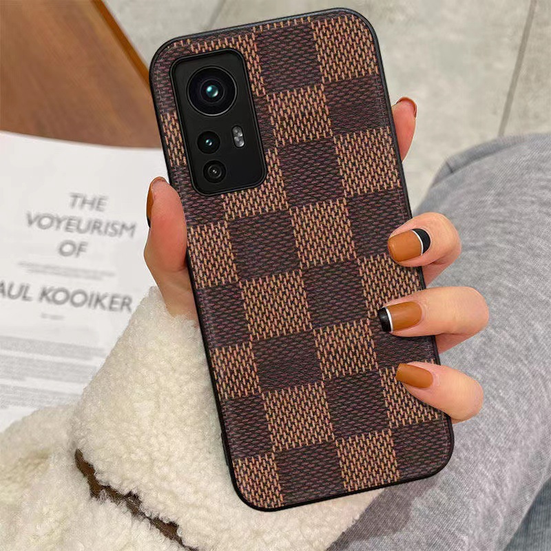 Este potrivit pentru carcasa de telefon mobil de lux Xiaomi12Pro. Este complet înfășurat cu piele mare de imitație de marcă de mână. Este o carcasă de piele de protecție dovadă de cădere și zgârietură
